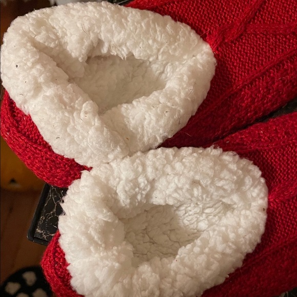 Cozy Red Knit Slipper Booties with White Fleece Lining - Picture 4 of 4